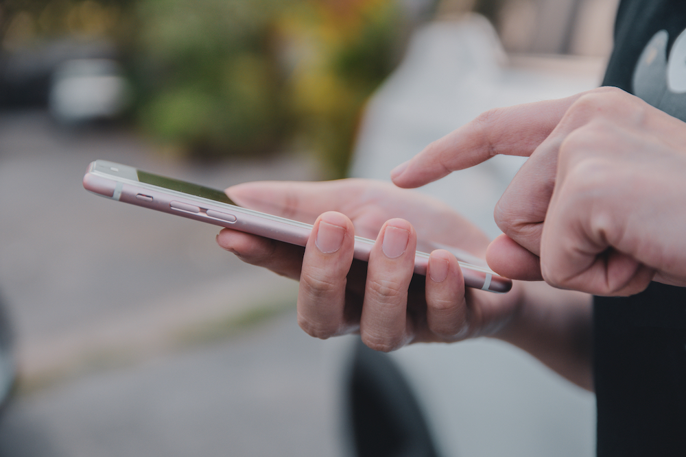 A man using an app on a smart phone